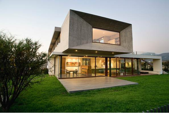 Modernist architecture: abandoning decoration and pursuing functional aesthetics
